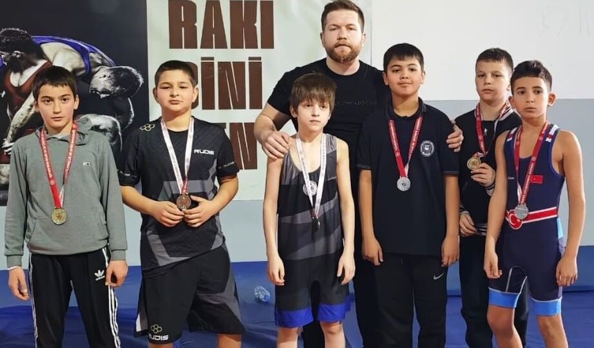 Yalova Belediyesporlu Güreşçiler Grup Müsabakalarına Yükseldi