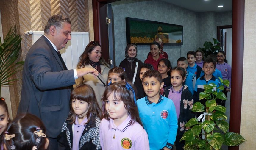 ÖĞRENCİLERDEN BAŞKAN MEHMET GÜREL’E ANLAMLI ZİYARET