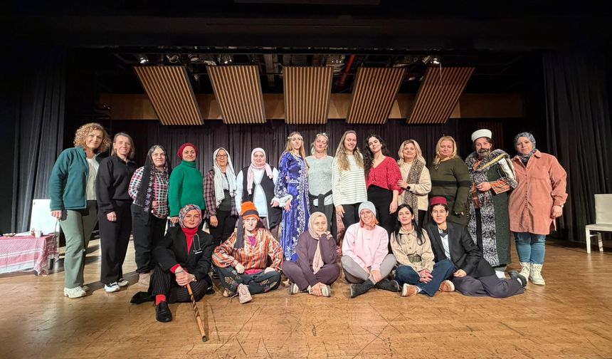 Yalova Belediyesi Kadın Tiyatro Topluluğu’ndan Kahkaha Dolu Bir Klasik: “7 Kocalı Hürmüz” Sahneye Çıkıyor