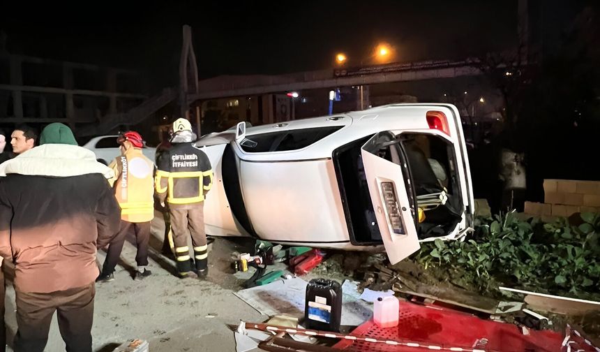 Çiftlikköy’de Gece Kazası: Devrilen Araçtan İki Kişi İtfaiye Ekiplerince Kurtarıldı