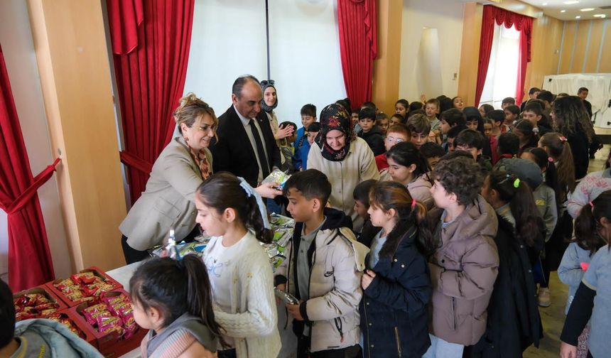 Altınova’da Dünya Tiyatro Günü Çocuklara Sanat ve Çevre Bilincini Bir Arada Sundu