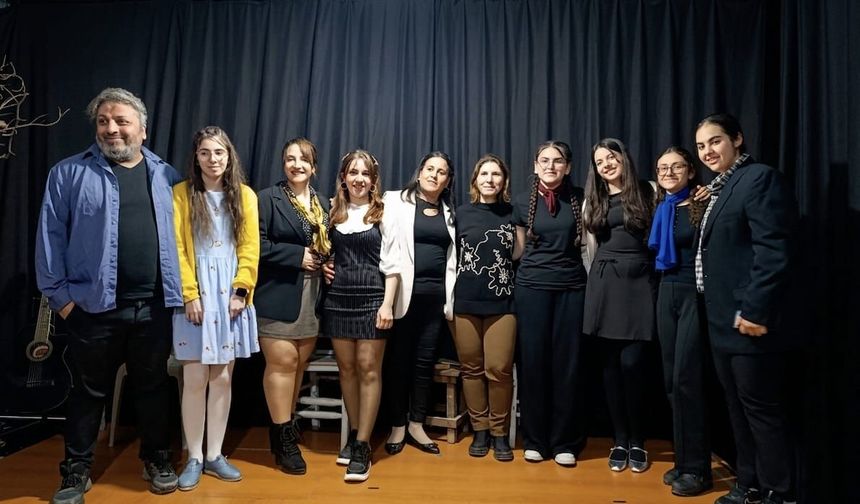 Epik Sanat Tiyatrosu’ndan Dünya Tiyatro Günü’ne Anlamlı Selam: “Nazım” Oyunu Çatı Sahne’de Ayakta Alkışlandı