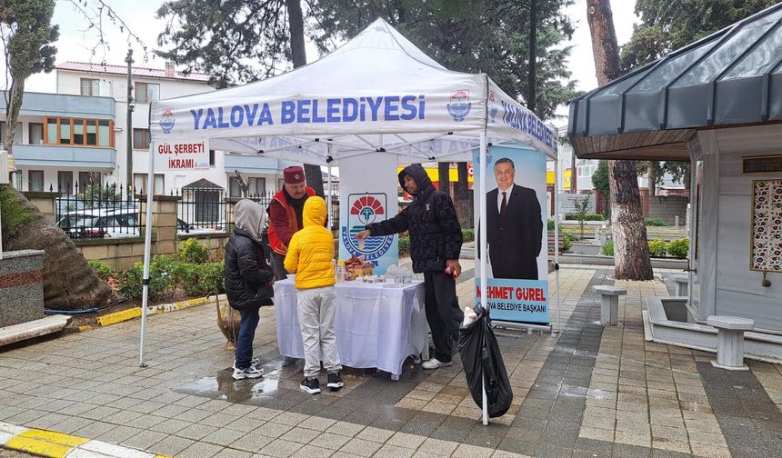 Yalova Belediyesi’nden Bayramda Ücretsiz Kabristan Servisi ve İkram Hizmeti