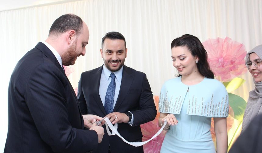 AK Parti Yalova Heyeti Genç Çiftin Nişan Merasimine Katıldı