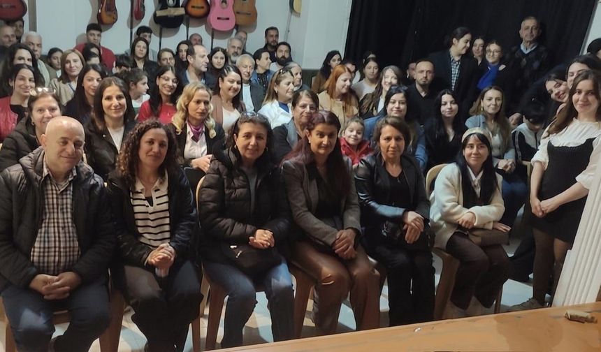 Deprem Sonrası Hatay’da Sahne Işıkları Sönmüyor: “Nazım” Oyunu Defne’de Kapalı Gişe Sahnelendi