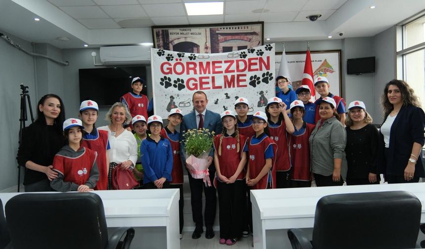 Başkan Adil Yele’den “Görmezden Gelme” Projesine Destek: Öğrencilerden Sokak Hayvanlarına Anlamlı Yardım