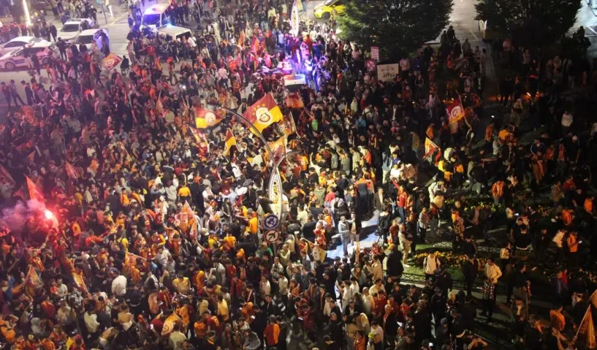 Yalova’da Şampiyonluk Gecesi: Sokaklar Sarı-Kırmızıya Boyandı