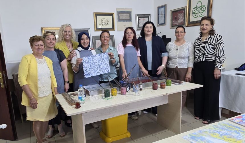 Yalova Kent Konseyi Kadın Meclisi’nden Ebru Sanatı Etkinliği: Renkler ve Dayanışma Buluştu