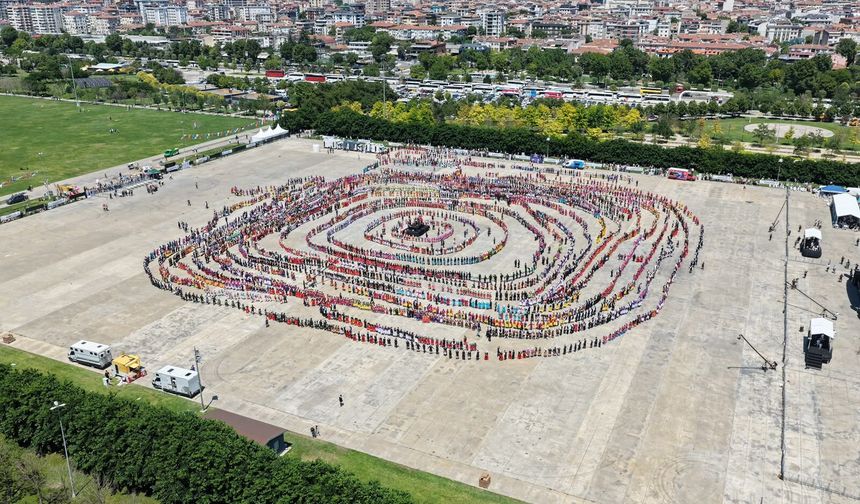 Altınova Belediyesi Guinness Dünya Rekoru Denemesinde! 7 Bin 774 Kişi Aynı Anda Horon Oynadı