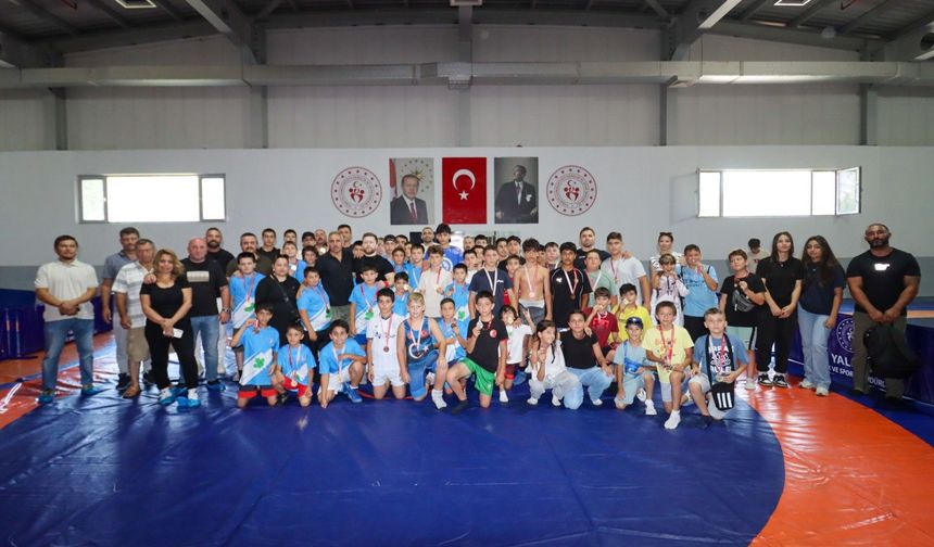 Yalova Belediyesi Spor Kulübü Güreşçilerinden 23 Madalyalı Büyük Başarı
