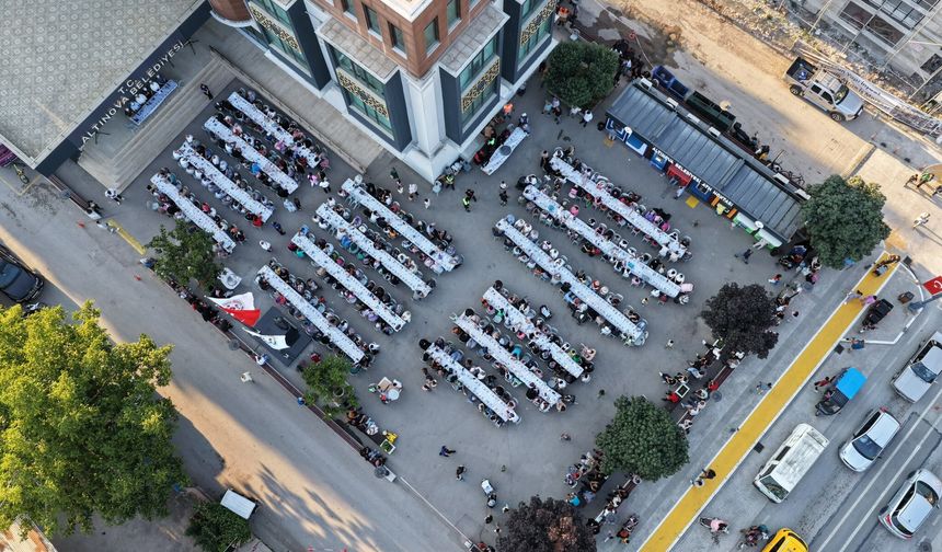 Altınova Belediye Başkanı Yasemin Fazlaca Aşure Hazırladı, Vatandaşlara İkram Etti