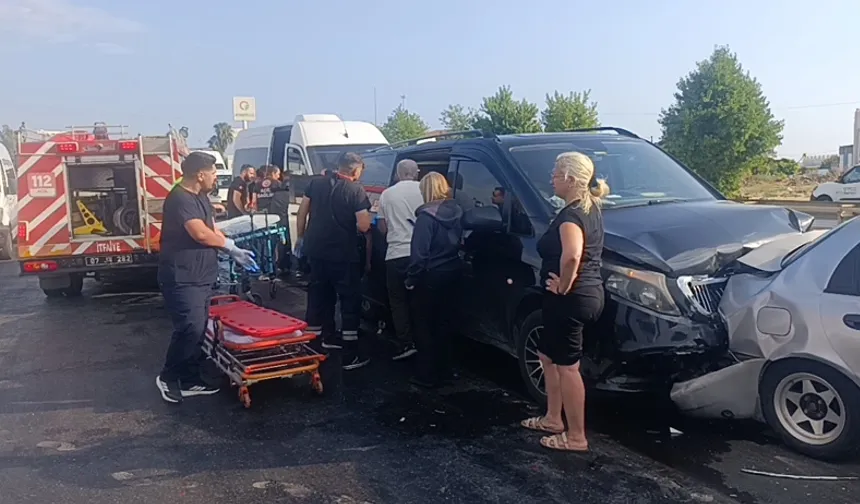 Antalya'da Zincirleme Kaza: 6 Araç Birbirine Girdi, 17 Yaralı