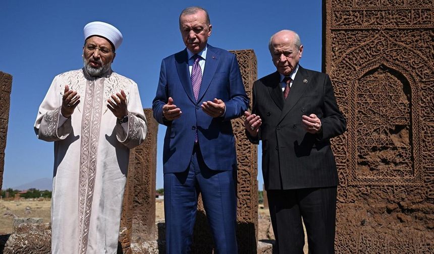 Cumhurbaşkanı Erdoğan ve Devlet Bahçeli Ahlat Selçuklu Kabristanı'nı Ziyaret Etti