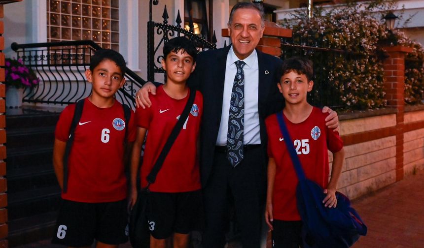 Yalova Valisi Dr. Ahmet Hamdi Usta'dan Genç Sporculara Sürpriz: "Günün Yorgunluğunu Unutturdular"