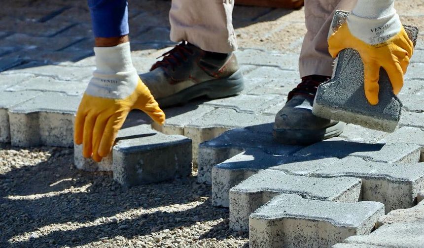Yalova Belediyesi Ekipleri Kent Genelinde Sahada: Yağmur Suyu, Altyapı ve Parke Çalışmaları Sürüyor