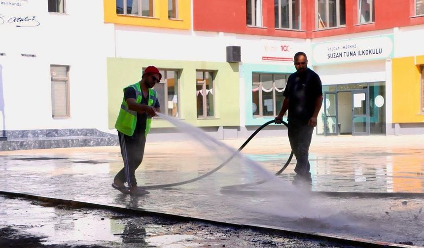 Yalova’da Okullar Yeni Eğitim Yılına Hazırlanıyor: Bahçeler Tazyikli Suyla Yıkanıyor