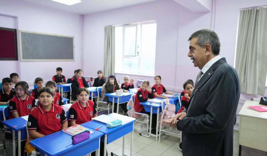 Bakan Yusuf Tekin Yalova’da: Abdülhamid Han Ortaokulu’nu Ziyaret Etti