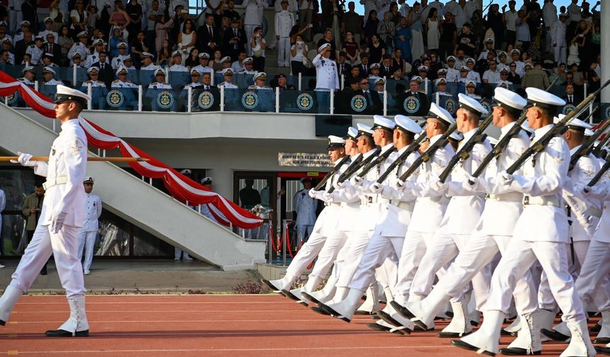 Millî Savunma Üniversitesi Deniz Astsubay Meslek Yüksekokulu'nda Gurur Günü: 456 Genç Astsubay Diplomasını Aldı