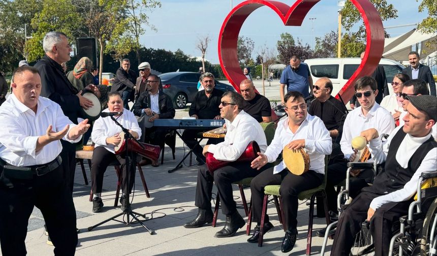 Yalova’da Cumhuriyet ve Kadın Temalı Anlamlı Sergi Açıldı