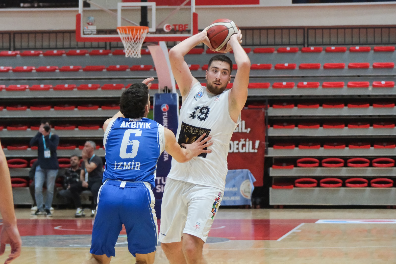 Çiftlikköy Belediyespor İzmir’i 87-80 Yendi