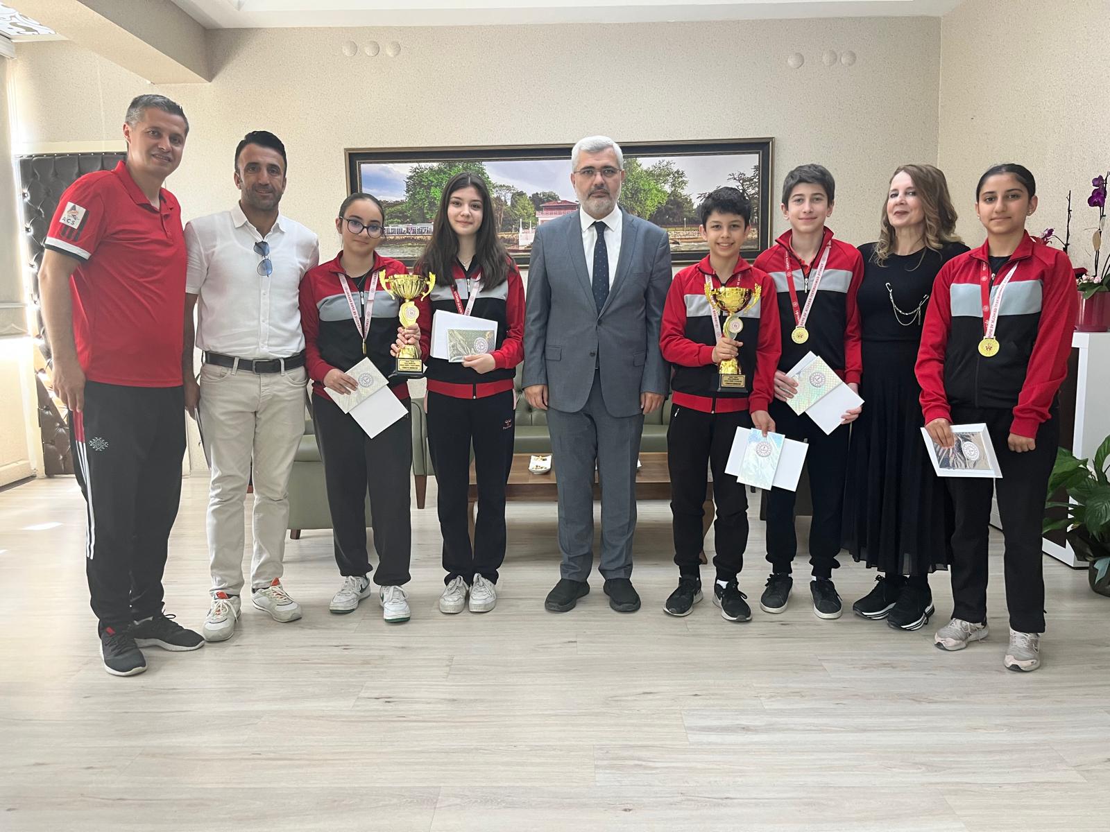 Masa Tenisi Şampiyonları İl Müdürünü Ziyaret Etti