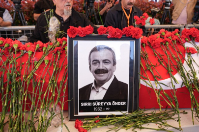 Sırrı Süreyya Önder'in Cenazesinde Duygusal Anlar Yaşadı