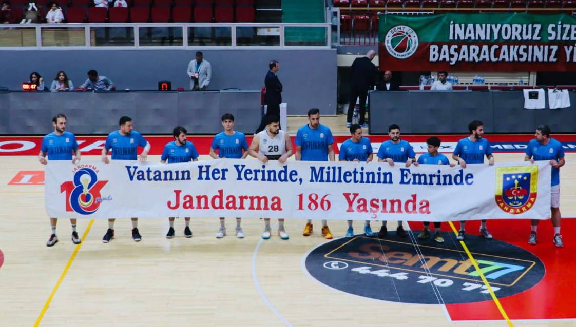 Basketbol ve Futbolda Jandarma’ya Anlamlı Selam-1