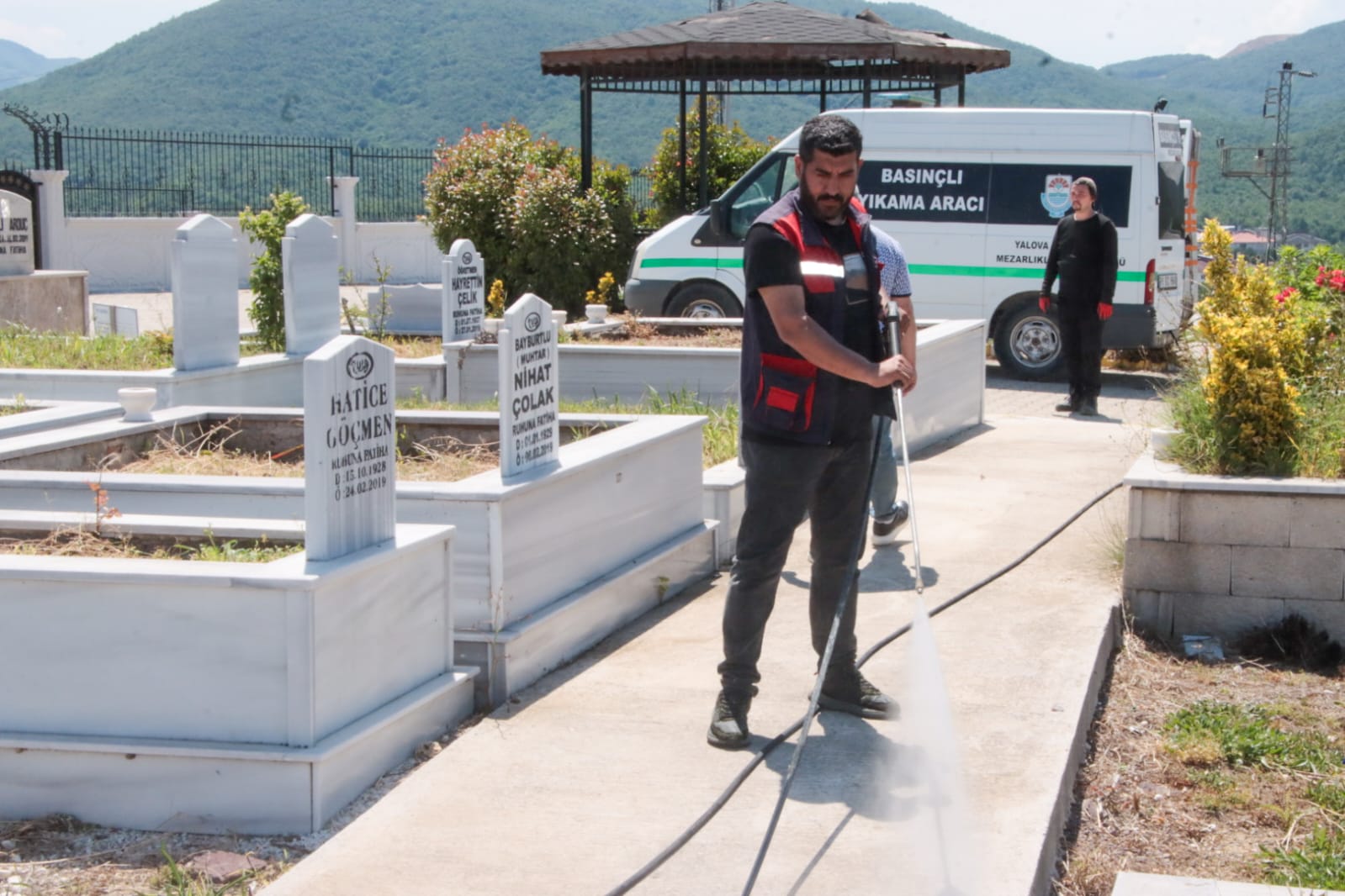 Yalova Belediyesi'nden Şehir Mezarlığı’nda Bayram Düzenlemesi2
