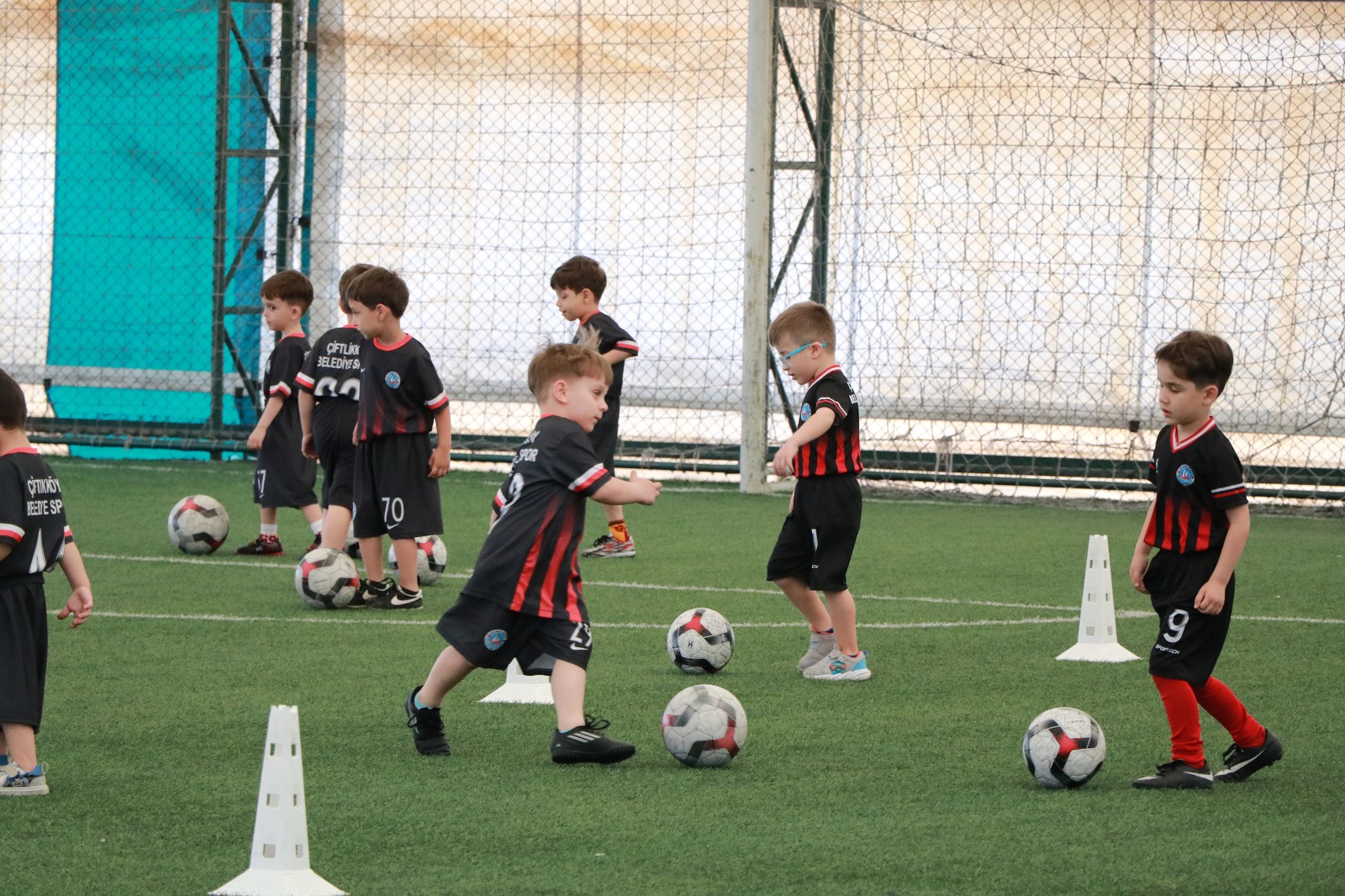 Başkan Adil Yele’den Minik Futbolculara Moral Ziyareti2