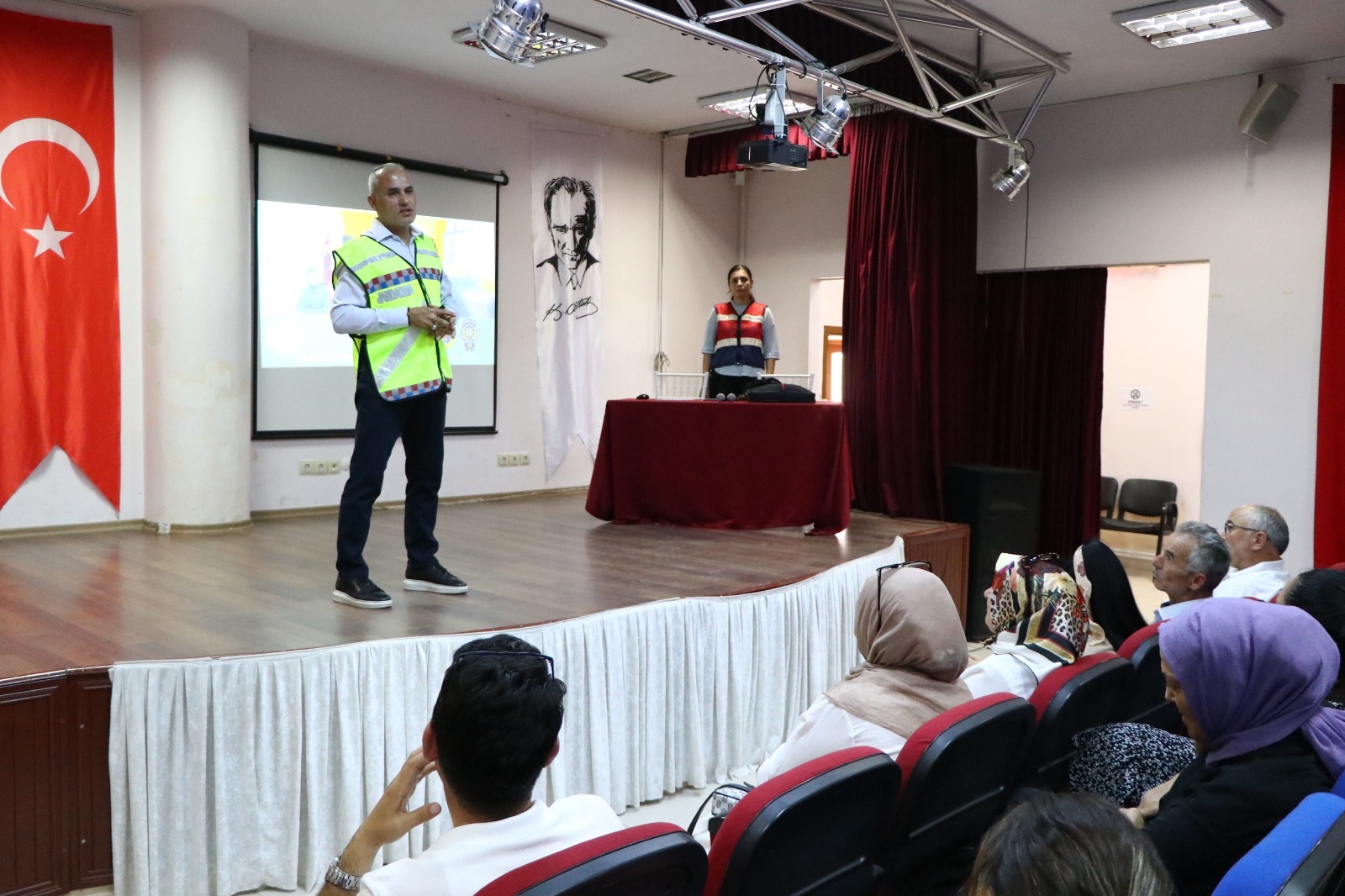 Çiftlikköy’de Bağımlılıkla Ve Kadına Şiddetle Mücadele İçin Bilgilendirme Semineri2