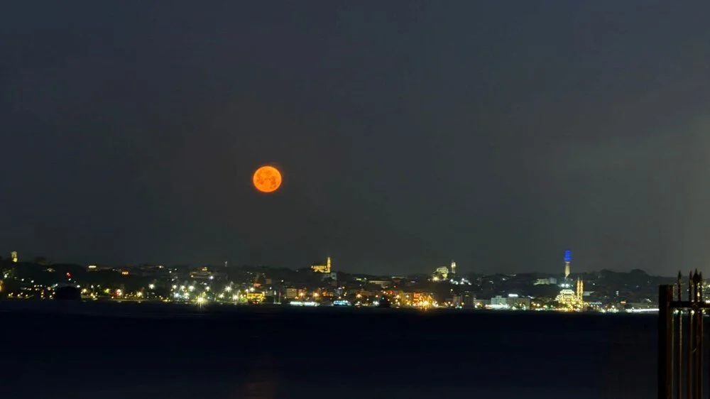 İstanbul’da Çilek Dolunayı Büyüledi1