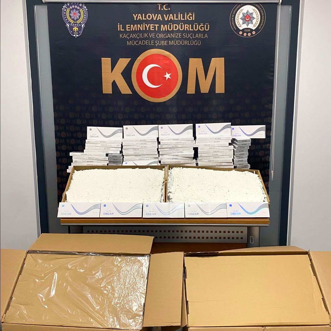 Kaçakçilik Operasyonunda Bi̇nlerce Makaron Ve Kaçak Ürün Ele Geçi̇ri̇ldi̇