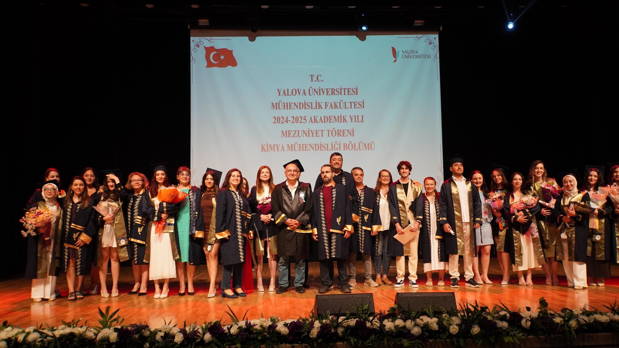 Mühendislik Fakültesi Mezunlarını Coşkulu Bir Törenle Uğurladı2