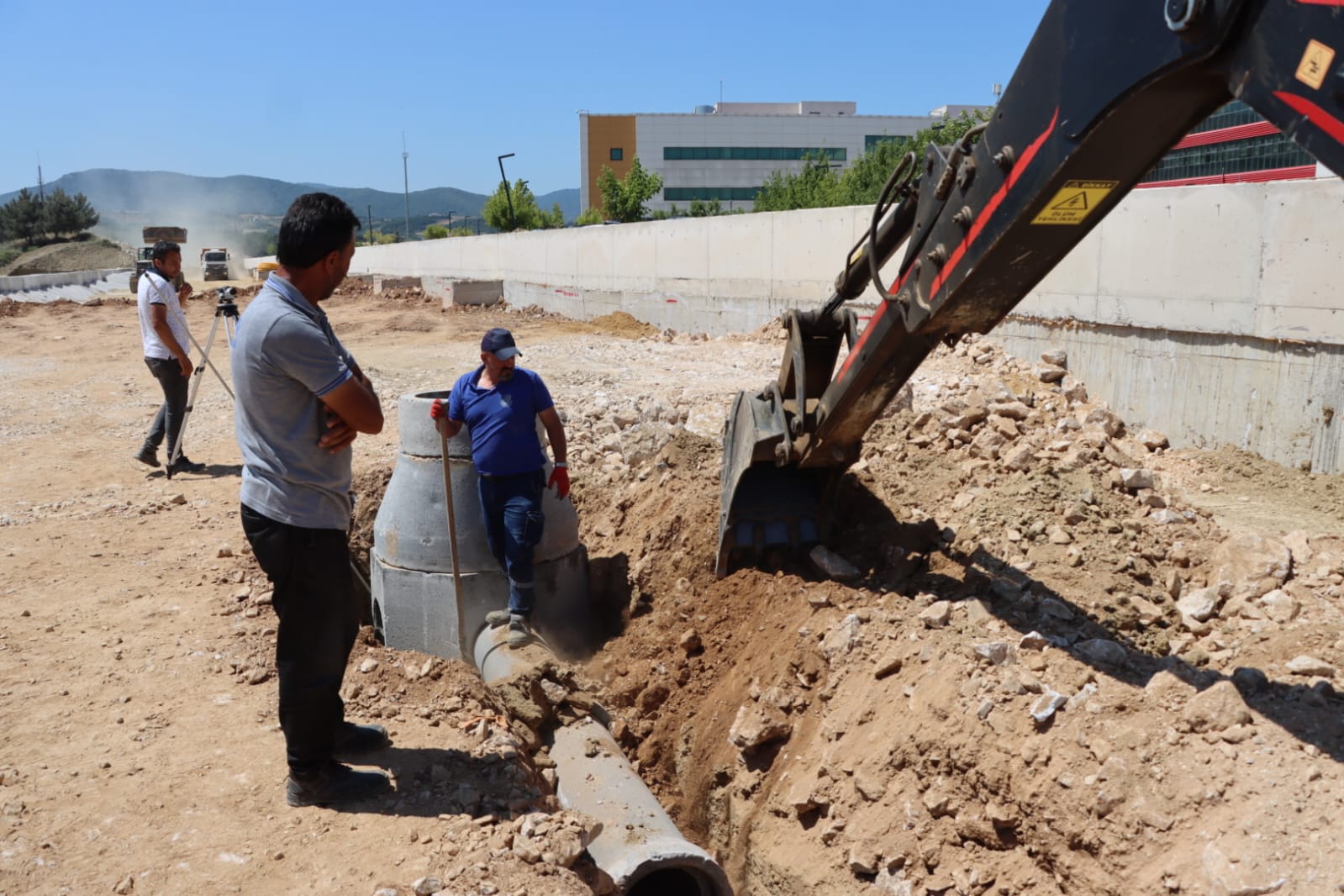 Yalova Beledi̇yesi̇'nden Hastane Önünde Altyapi Ataği (4)