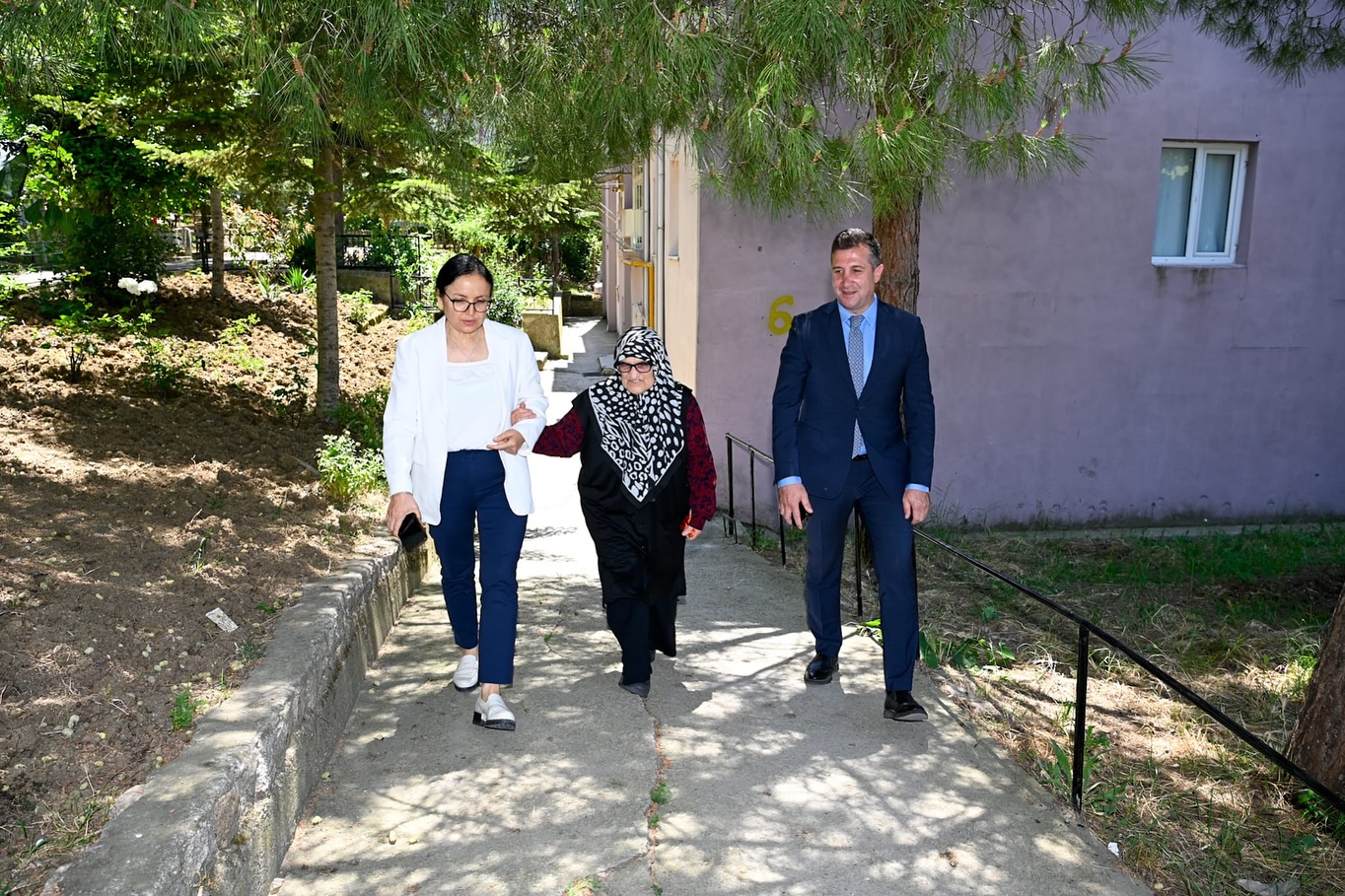 Yalova Valisi, Şehit Özgür’ün Ailesiyle Bayramlaştı4