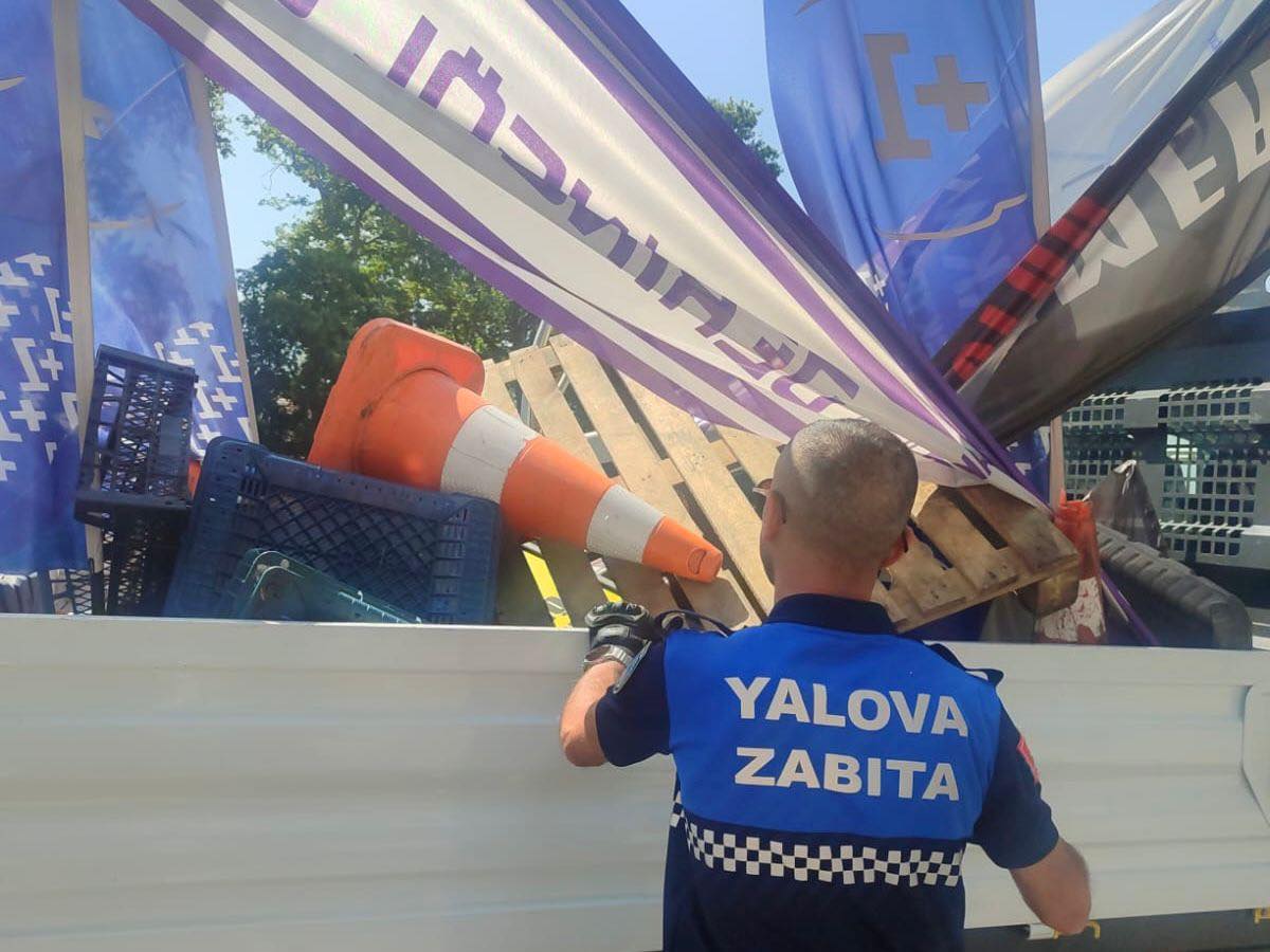 Yalova’da Kaldırımlar Temizleniyor3
