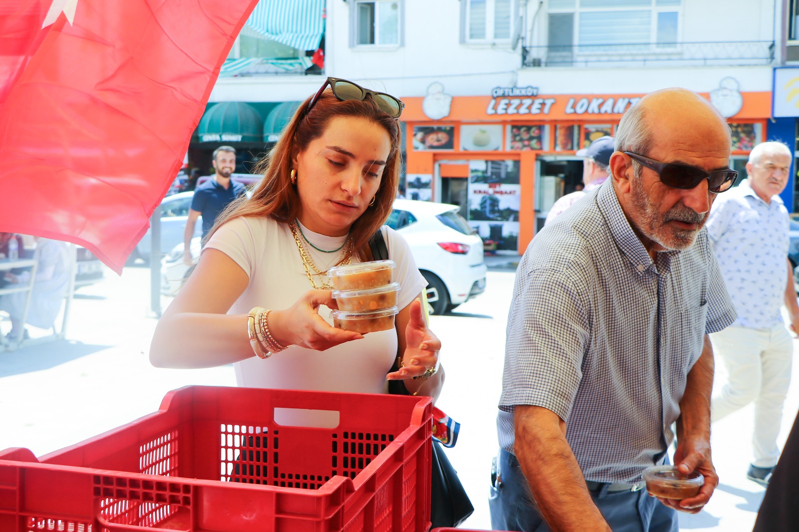 Aşure İkramı Çiftlikköy'de Yoğun İlgi Gördü3