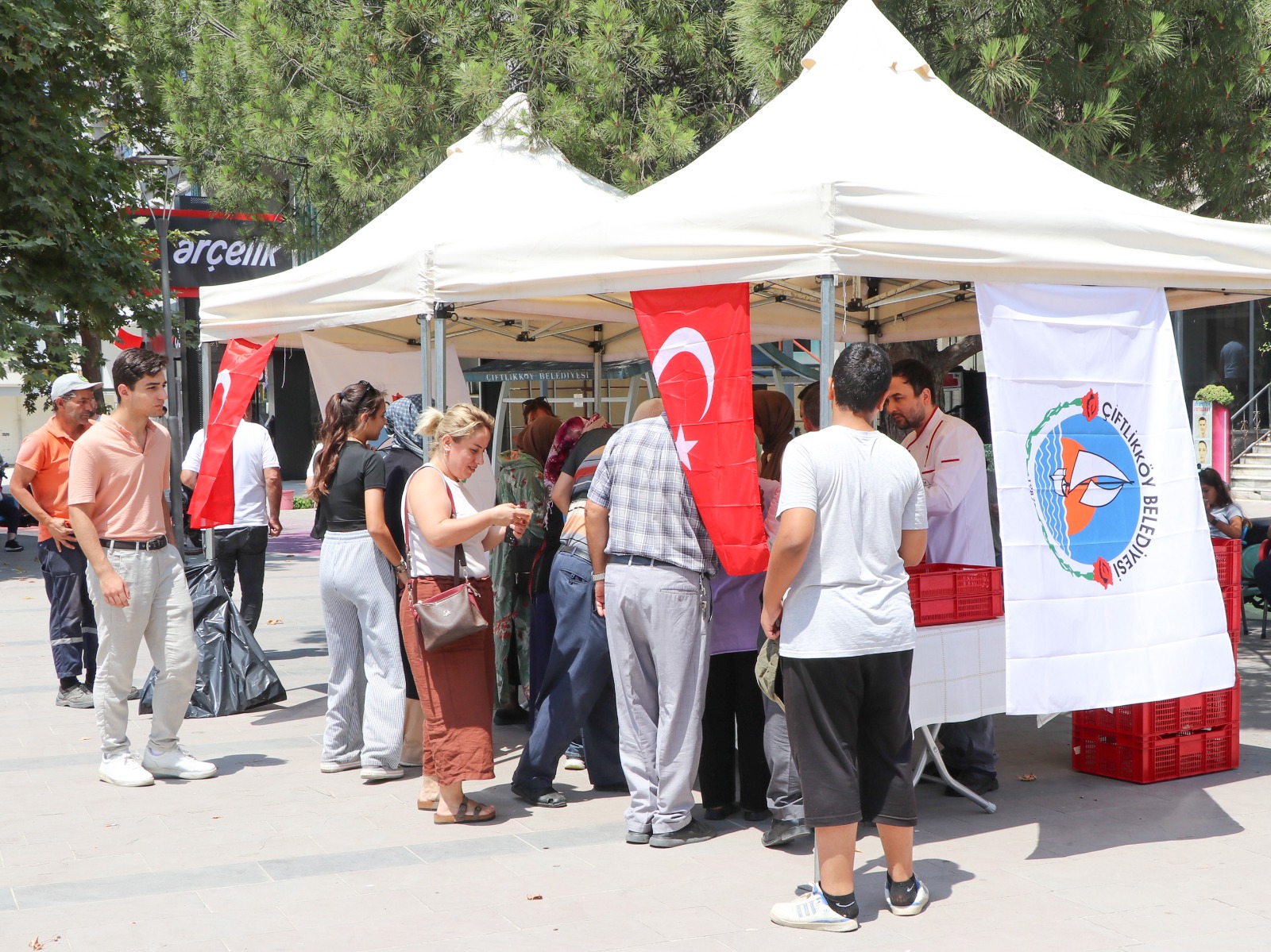 Aşure İkramı Çiftlikköy'de Yoğun İlgi Gördü5