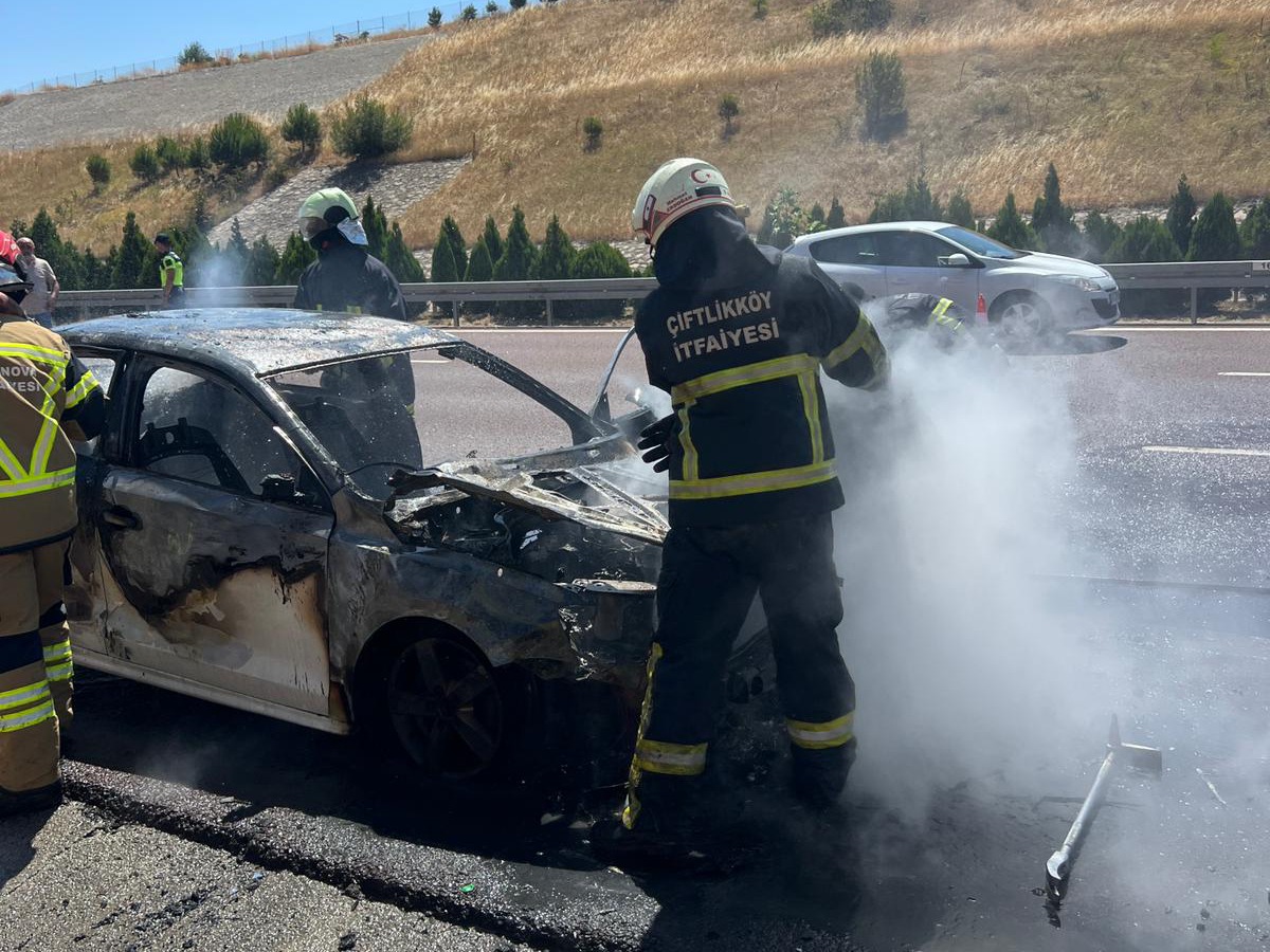 Çiftlikköy İtfaiyesi Kazaya Ve Araç Yangınına Hızla Müdahale Etti1