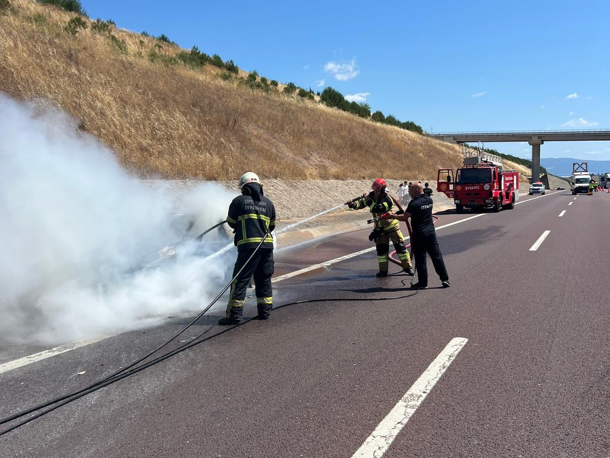 Çiftlikköy İtfaiyesi Kazaya Ve Araç Yangınına Hızla Müdahale Etti2