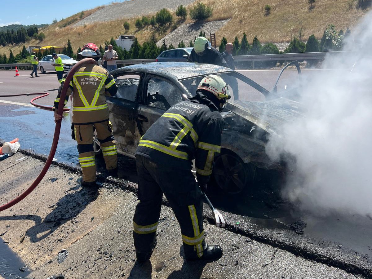 Çiftlikköy İtfaiyesi Kazaya Ve Araç Yangınına Hızla Müdahale Etti3