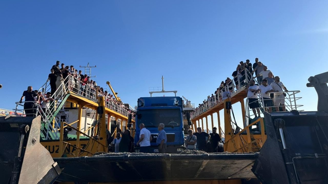 Guncelleme 2 Marmara Adasi Aciklarinda Makine Dairesinde Yangin Cikan Feribot Iskeleye Yanastirildi