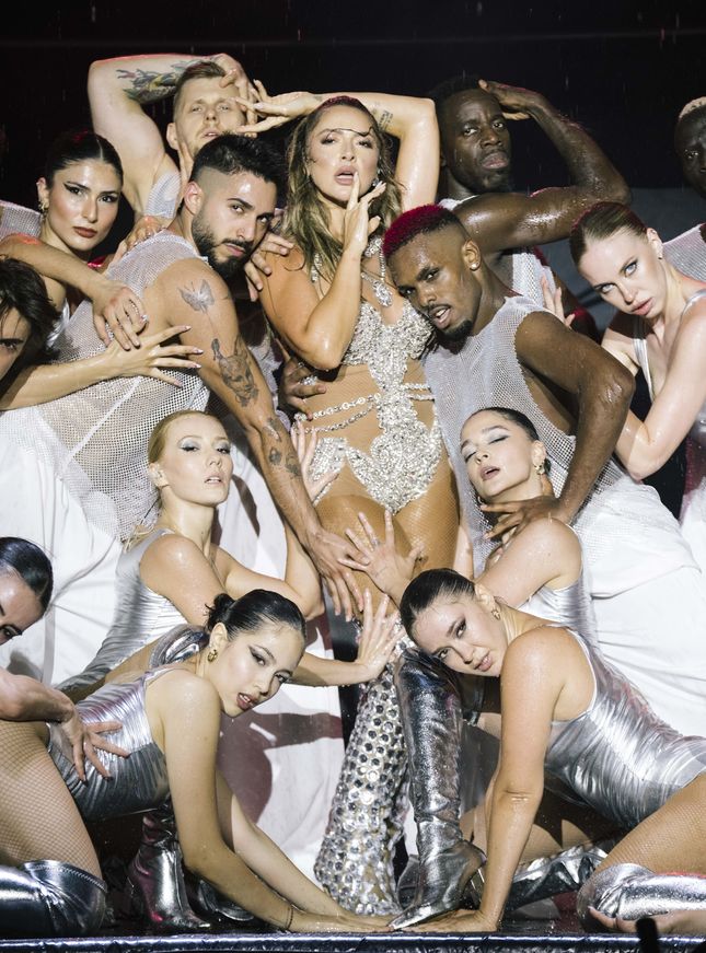 Hadise Harbiye Konserinde Dans, Şov Ve Yağmur Efektiyle Büyüledi1