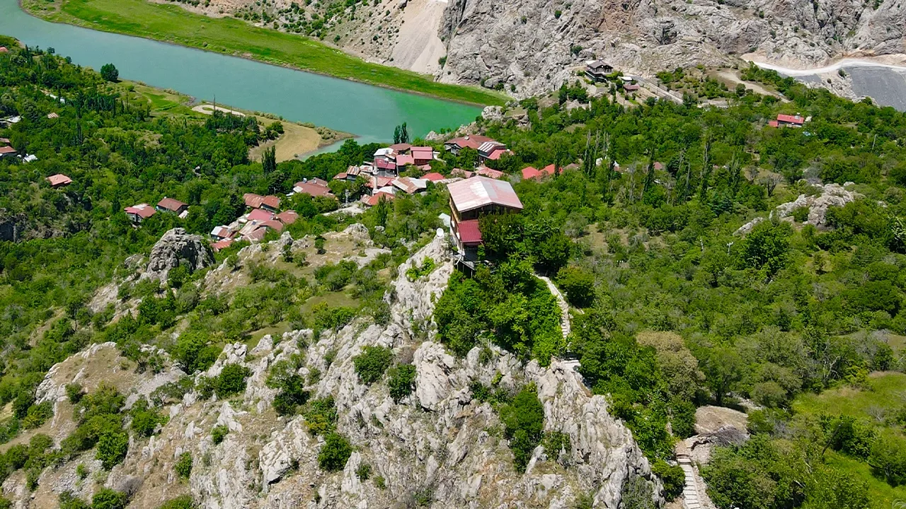 Kayalığın Zirvesine Kurulan Ev Hayran Bırakıyor1