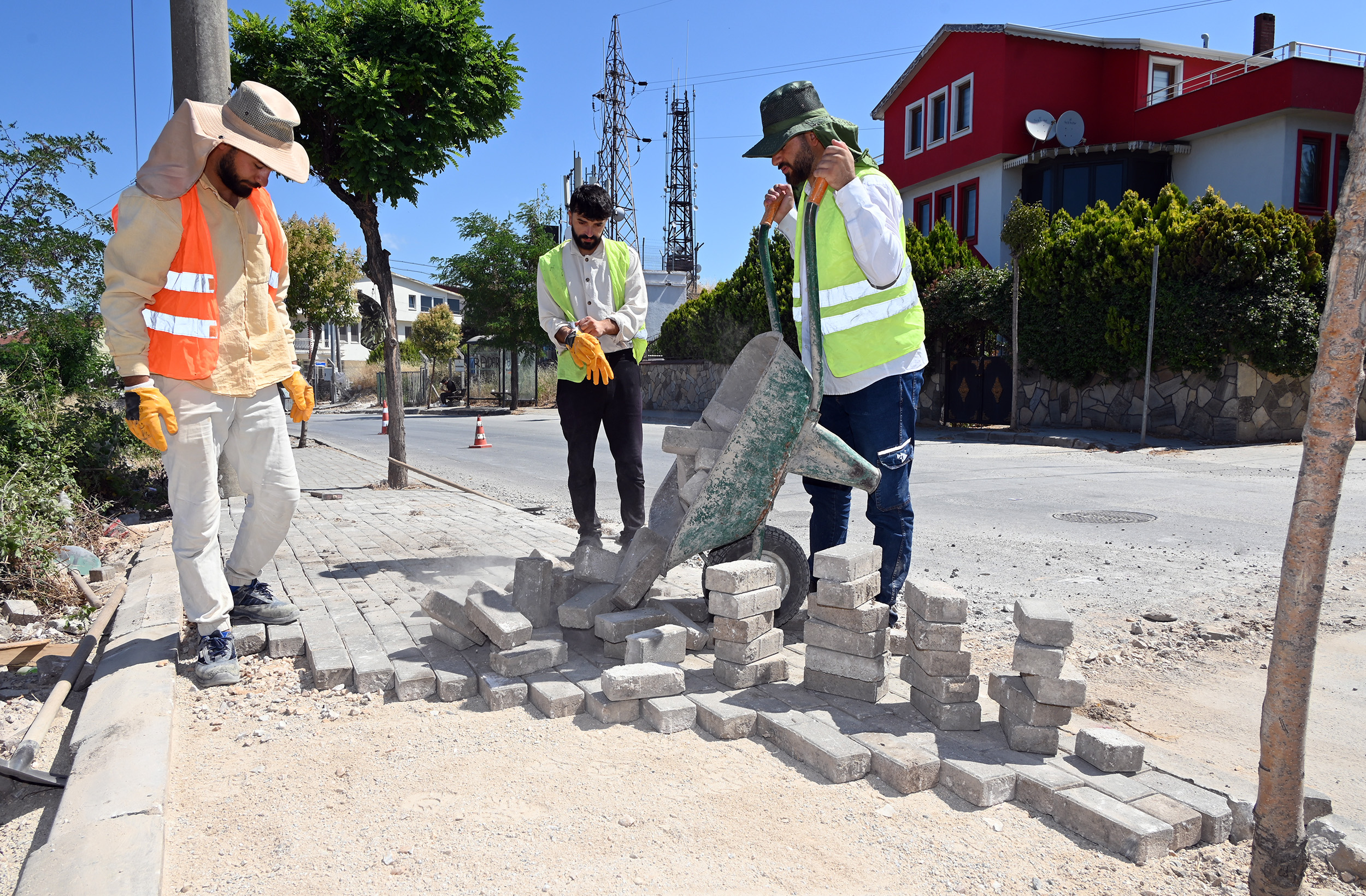Radar Caddesi’nde Yol Ve Kaldırım Onarımı Devam Ediyor1