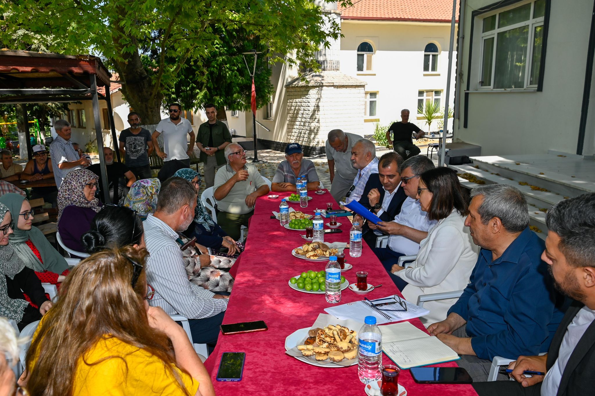 Vali Kaya, Çukurköy'de Vatandaşların Taleplerini Dinledi1