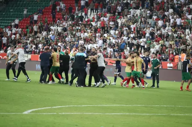 Tekmeler Yumruklar Havada Ucustu Amedspor 18960315 1914 M