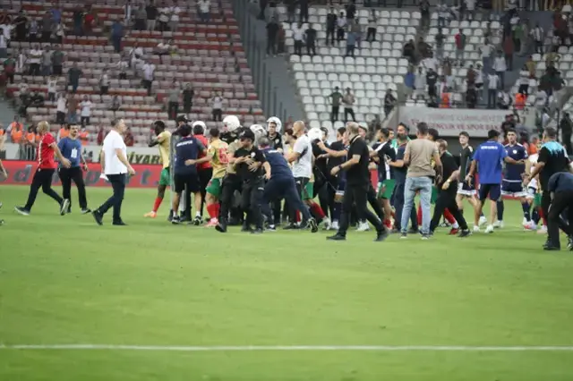 Tekmeler Yumruklar Havada Ucustu Amedspor 18960315 5863 M