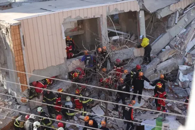 Gebze De Yikilan Binada Zamanla Mucadele 19197640 5720 M