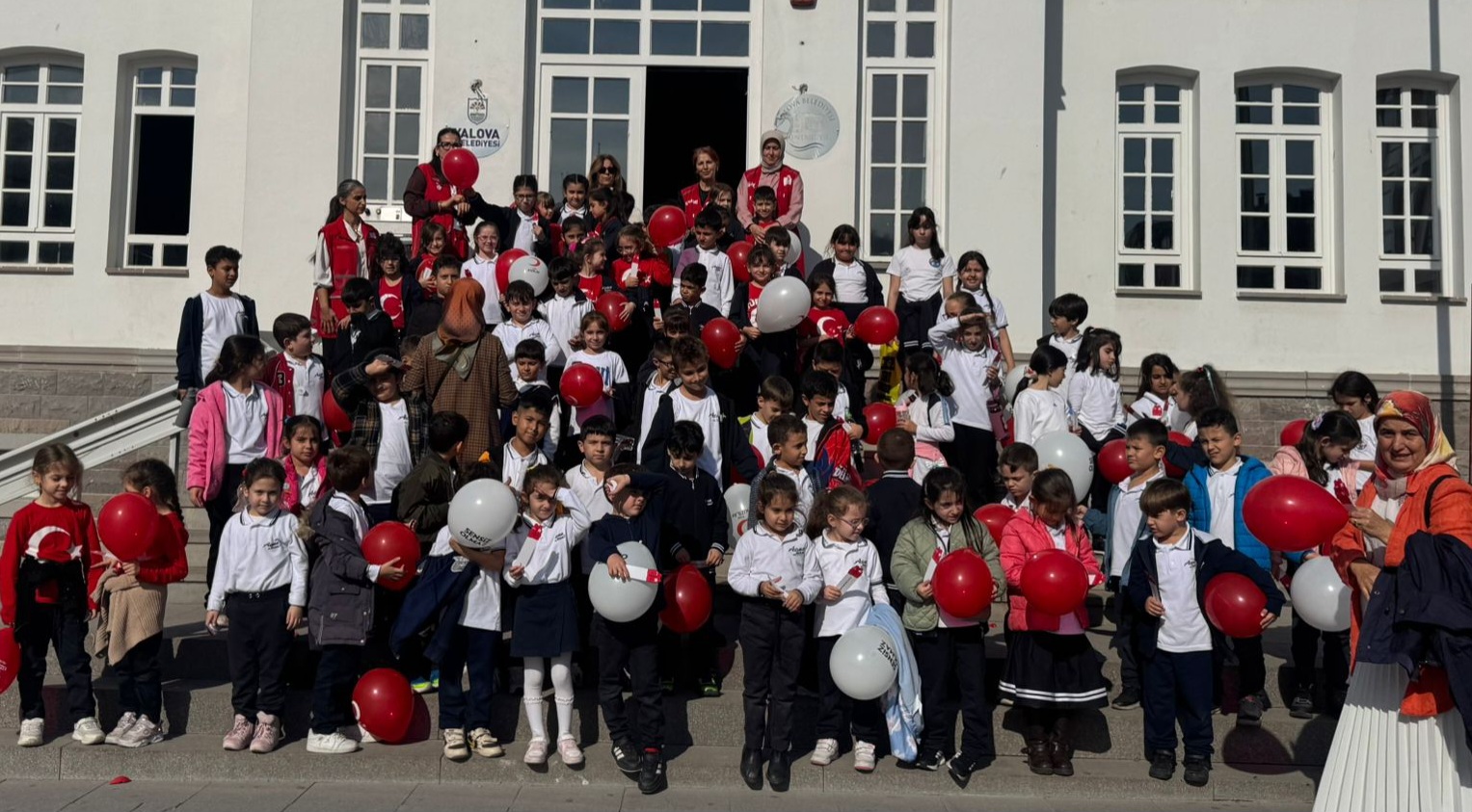 Atatürk ilkokulu kızılayın sergisini ziyaret etti